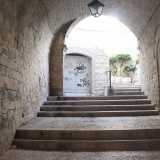 La chiesa di San Giacomo si �nasconde� tra i vicoli del centro storico della cittadina, nel cuore del suo sottovalutato quartiere ebraico. Per scoprirlo attraversiamo quella che un tempo era la giudecca tranese...